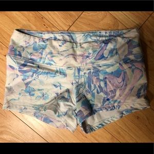 Fleo shorts size small